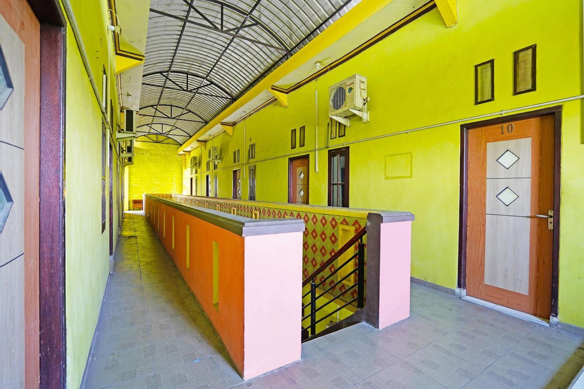 Oyo 91583 D'Cost Green Syariah Brebek Экстерьер фото